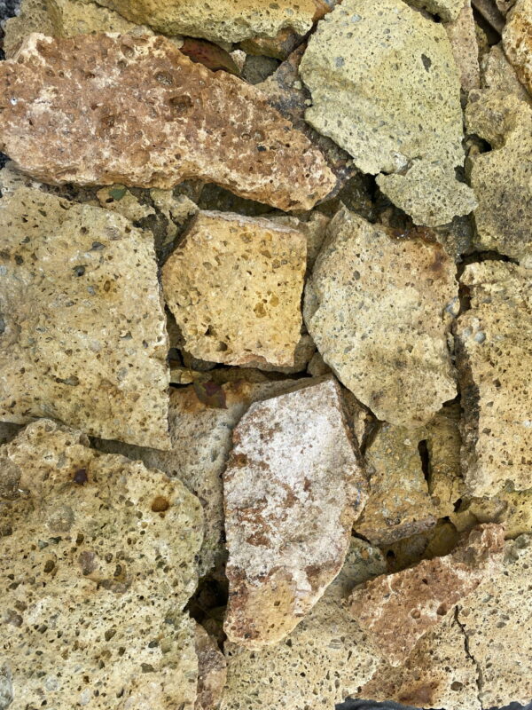 Nepravidelný obkladový kameň vhodný na obklad domu tufa