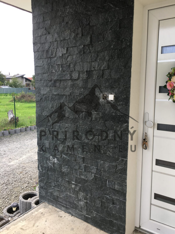 Čierny obkladový kamenný obklad na dom plot fasádu za krb interiér exteriér