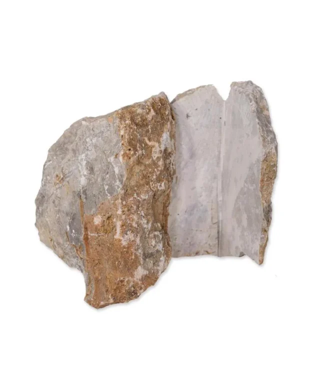 Rohový prvok z prírodného kameňa Rock Face so sekaným 3D povrchom v pravom uhle.